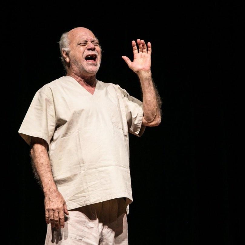 Tonico Pereira interpreta Sócrates no teatro