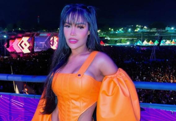 Flay posa com look todo laranja no Lollapalooza