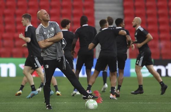Feyenoord busca recolocar nesta quarta-feira (25) a Holanda no topo do futebol europeu