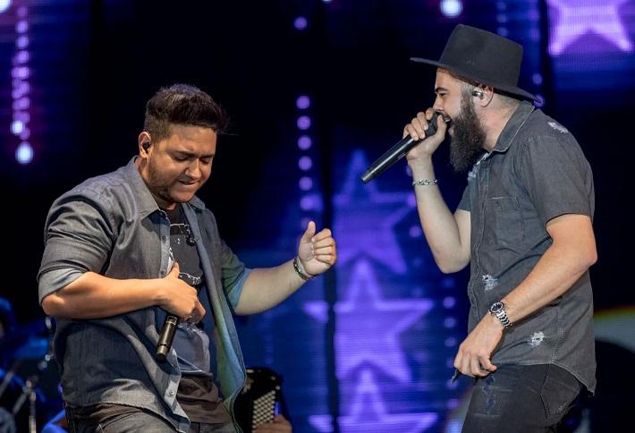 Henrique & Juliano cantando em cima do palco.