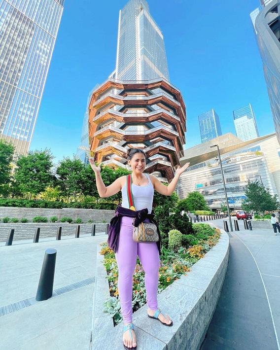 Simone passeia por Nova York com look simples