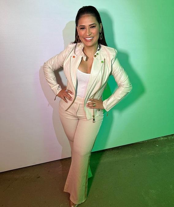 Simone apostou em um look todo branco para o show