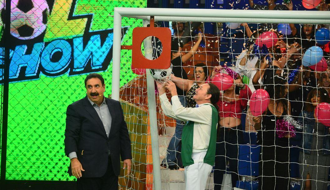 O apresentador Ratinho e o humorista Marquito no palco do Gol Show.