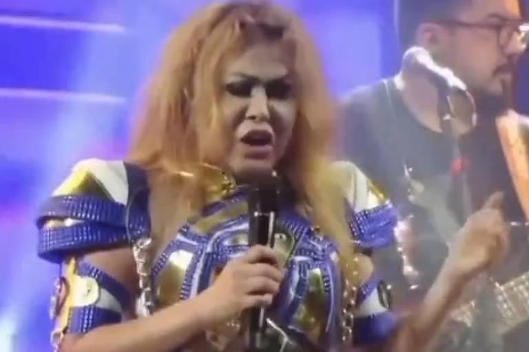 Joelma cantando no palco, com o rosto inchado 