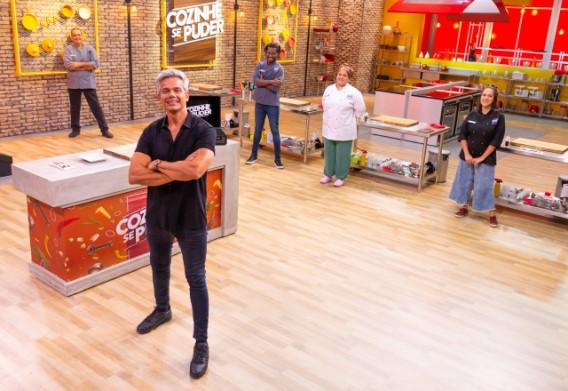 Otaviano Costa posa junto com os chefs Marcelo, Diego, Paula e Amanda no cenário do Cozinhe se Puder
