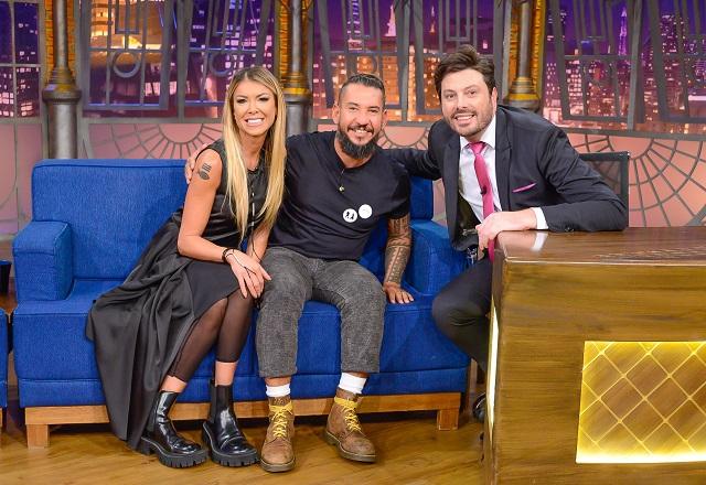 Danilo Gentili, Rodolfo e Alexandra Abrantes na bancada do The Noite.