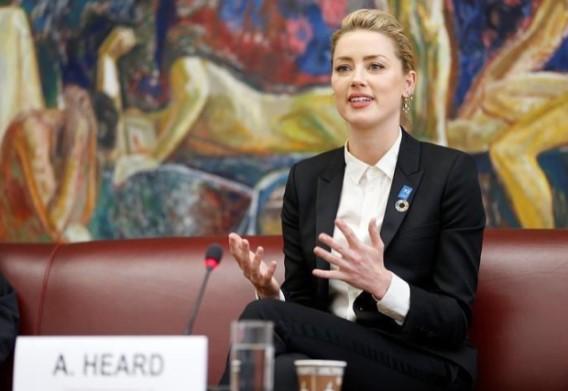 Amber Heard fazendo discurso ativista