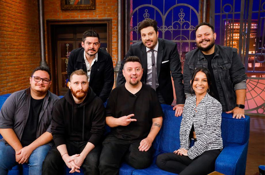 Deti Bello, João Valio, Pedro Lemos, Humberto Rosso, Gustavo Pompiani, Edson Jr. Deti e Danilo Gentili posam juntos para foto.