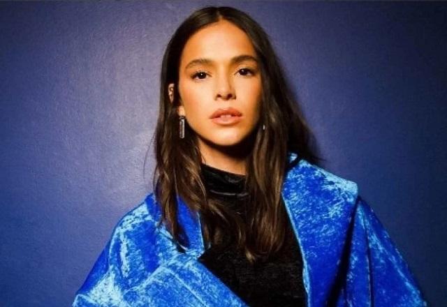 Bruna Marquezine posa para foto fazendo carão