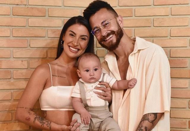 Bianca Andrade e Fred sorriem para foto segurando Cris no colo.