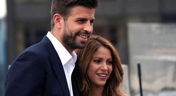 Shakira e Pique posando para foto.