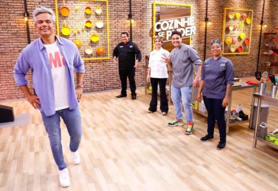 Otaviano Costa posa com os chefs Reginaldo, Renata, Danilo e Ismael