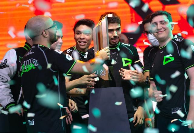 Foto da equipe de VALORANT da LOUD levantando o troféu do VCT Brasil de 2022