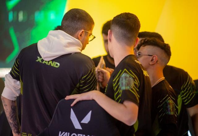 Foto dos jogadores da NIP se cumprimentando antes da partida começar