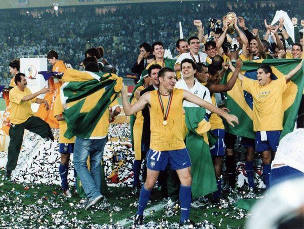 Da desconfiança ao título: 20 anos do pentacampeonato mundial do Brasil -  Superesportes