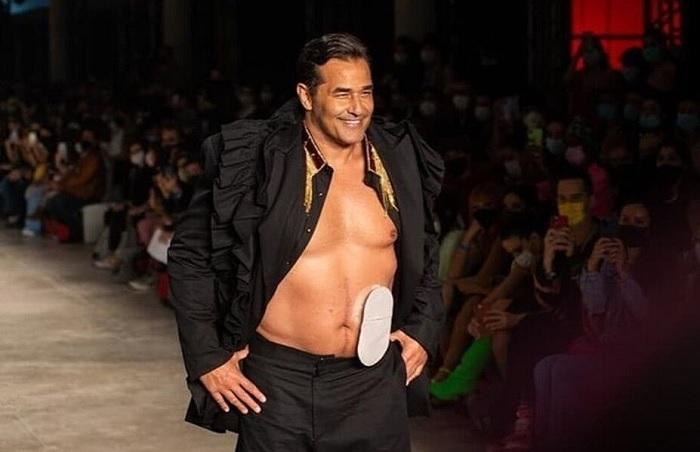 Luciano Szafir sorri enquanto desfila na passarela da São Paulo Fashion Week