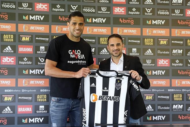 Alan Kardec ao lado de Rodrigo Caetano na apresentação do atacante pelo Atlético-MG
