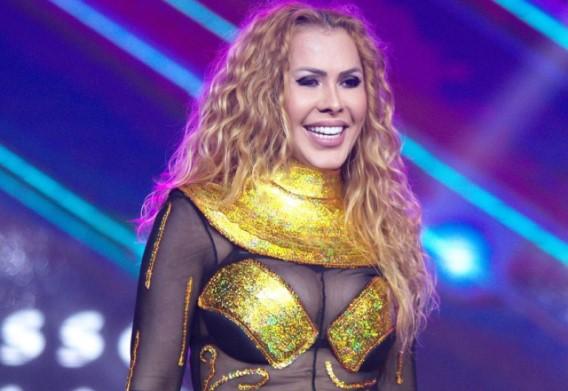 Joelma sorrindo durante show 