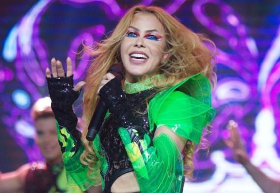 Joelma sorrindo durante show 