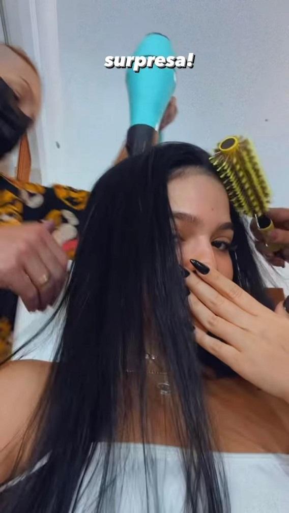 mel maia mostrando a nova cor do cabelo enquanto tampa a boca com uma de suas mãos