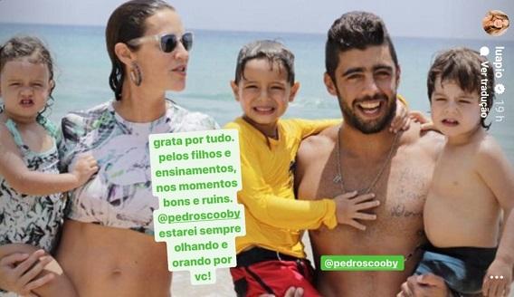 Pedro Scooby posa segurando os dois filhos; ao lado dele, Luana Piovani está com a filha do ex-casal no colo