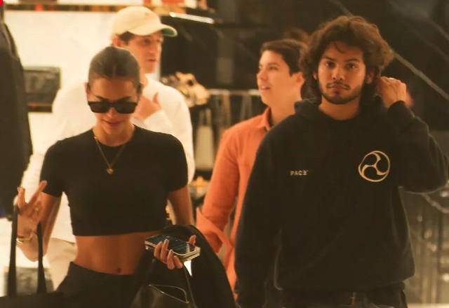 Bruna Marquezine e Xolo Maridueña passeando em shopping do RJ.