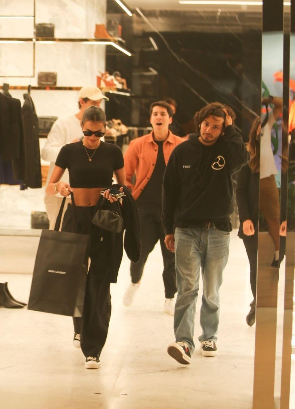 Bruna Marquezine e Xolo Maridueña passeando em shopping do RJ.