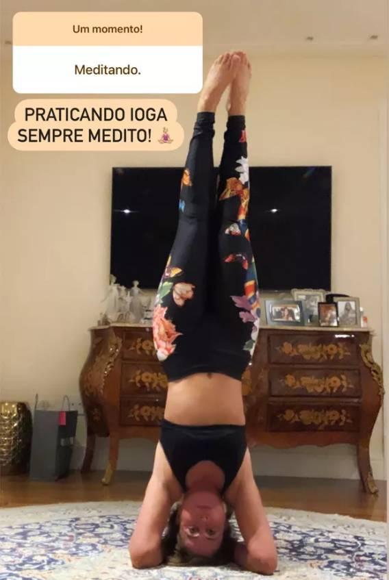 Print dos stories do Instagram de Zilu Godoi em que ela aparece se equilibrando de ponta cabeça