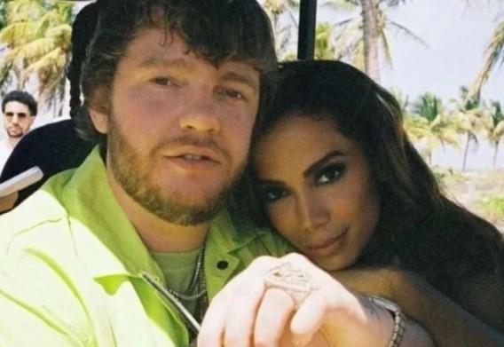 Murda Beatz e Anitta tiram selfie lado a lado 