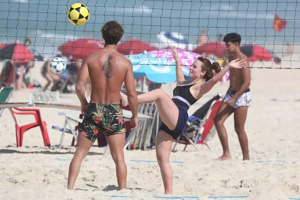 Larissa Manoela e André Luiz Frambach  flagrados na praia.