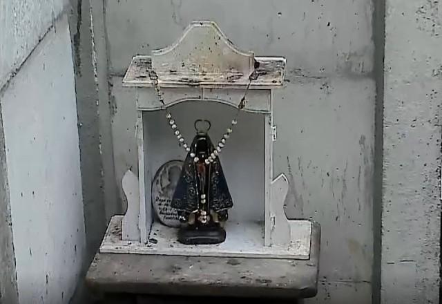 Altar com imagem de Nossa Senhora Aparecida fica intacto após incêndio atingir casa 