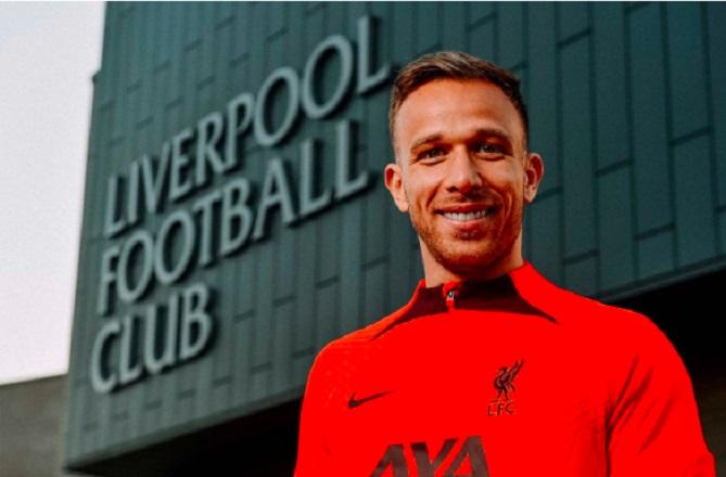 Arthur com a camisa do Liverpool