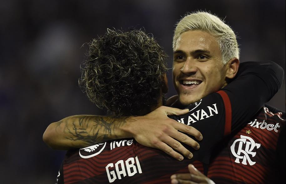 Gabigol e Pedro contra o Vélez (Foto: Marcelo Cortes/Flamengo)