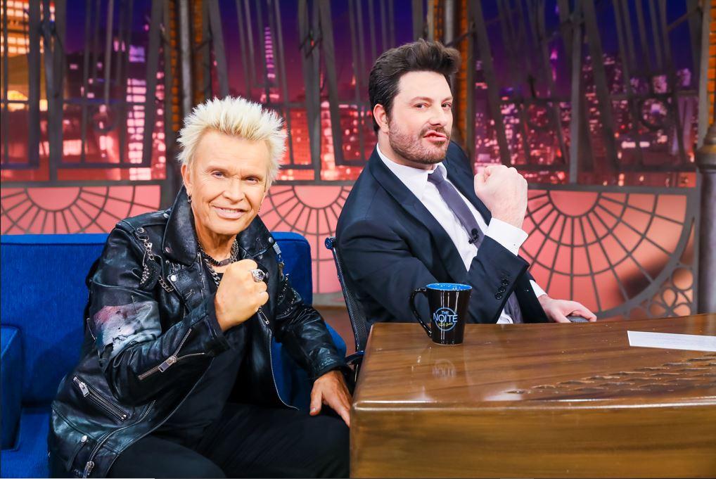 Billy Idol e Danilo Gentili posam juntos para foto.