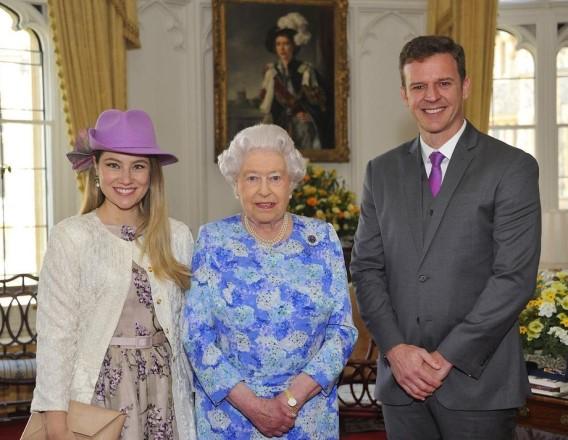 Juliana Baroni, Rainha Elizabeth II e Eduardo Moreira