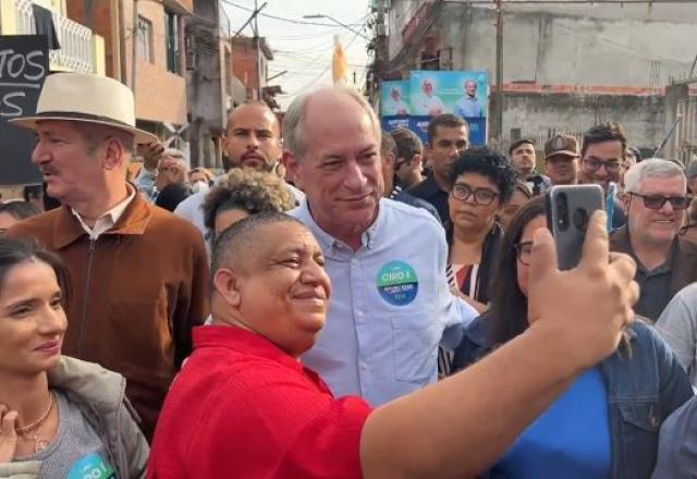 Ciro Gomes tira foto com apoiador, em Guaianases (Reprodução)