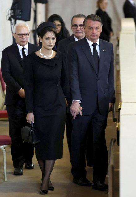 Michelle e Bolsonaro prestam homenagem à Rainha Elizabeth II - Mundo - SBT  News