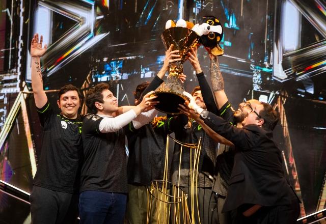 Foto da equipe da LOUD levantando o troféu do VALORANT Champions