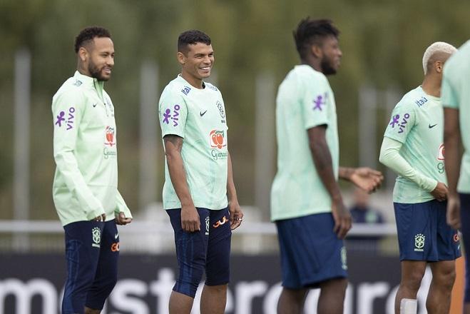 Neymar e Thiago Silva no treino da seleção brasileira, nesta terça-feira (20)
