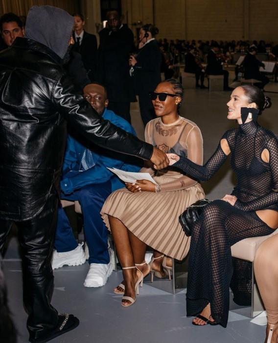 Donatella Versace posa para foto com Bruna Marquezine na Semana de Moda em  Milão