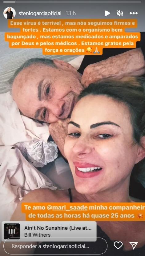  Stênio Garcia e a esposa deitados na cama e sorrindo para a selfie.