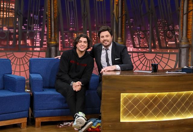 Nattan e Danilo Gentili sorriem para a foto, sentados no palco do The Noite.