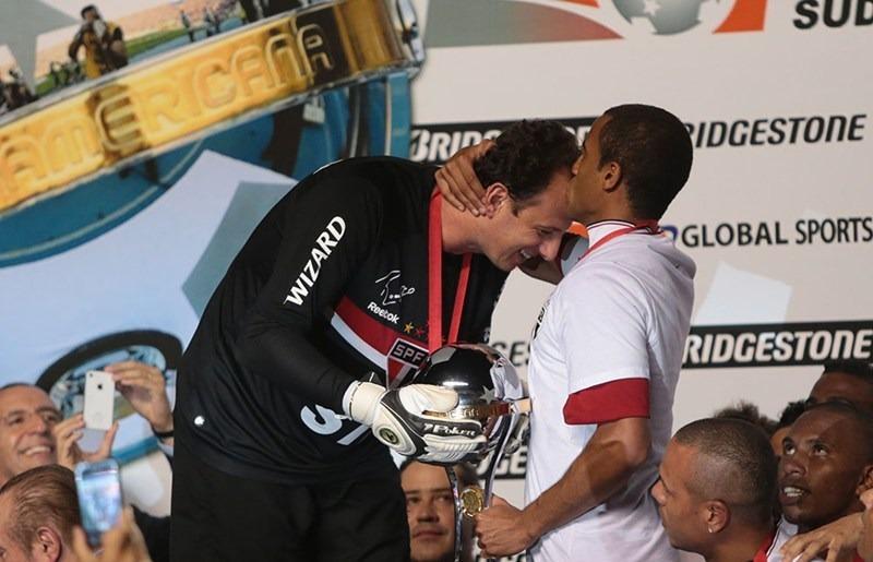 Rogério Ceni e Lucas levantam a taça da Sul-Americana de 2012