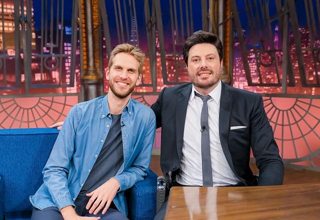  Danilo Gentili e  Paul Cabannes no palco do The Noite