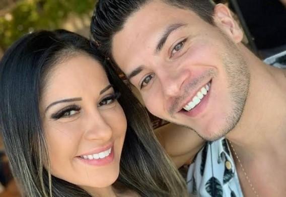 Maíra Cardi e Arthur Aguiar tiram selfie juntos sorrindo 