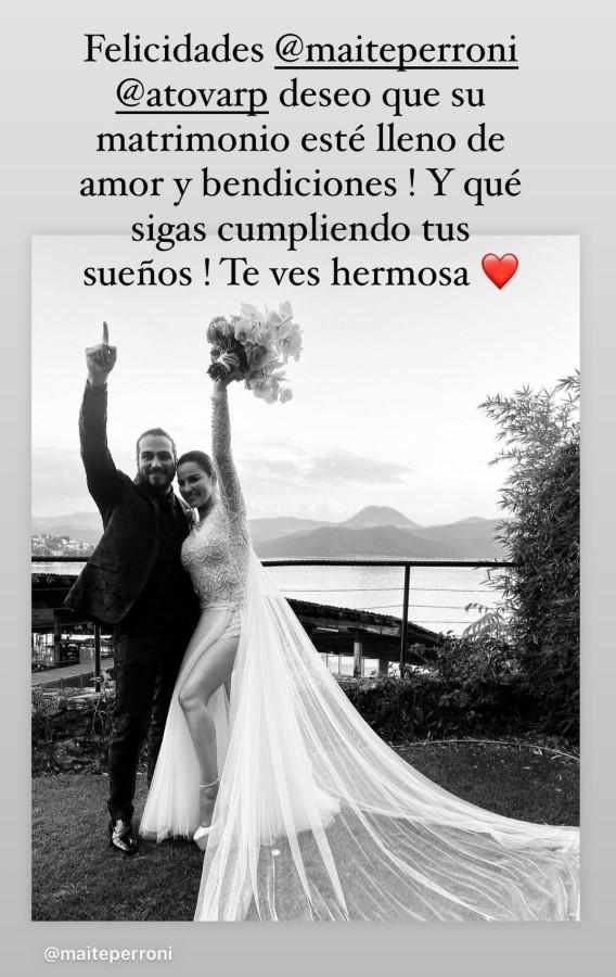 Print da tela dos stories de Dulce Maria com uma foto de Maite Perroni e Andrés Tovar, e um texto em homenagem ao casal