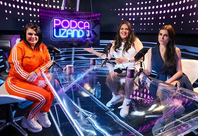Valentina Francavilla ??Fofoquiito e Gaby Cabrini sorriem para foto no estúdio do Podcalizando.