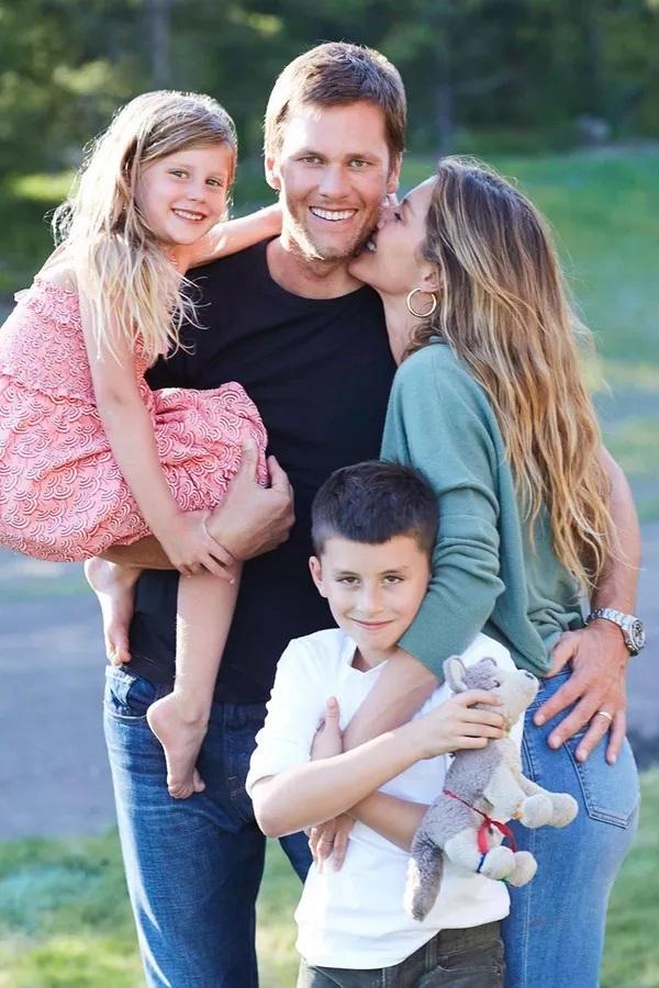  Gisele Bündchen e Tom Brady são fotografados com os filhos no colo.