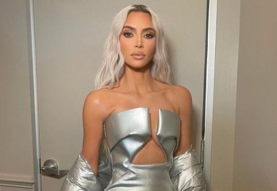 Kim Kardashian posa usando roupa metalizada