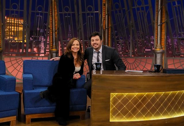 Danilo Gentili e Luiza Tomé sorriem abraçados no palco do The Noite